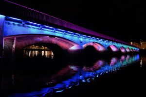 La iluminación ornamental del puente de O Burgo inicia el invierno