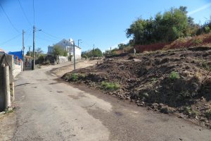 La nueva vía de acceso a los Campos pendiente del retiro de postes por parte de Fenosa y Telefónica