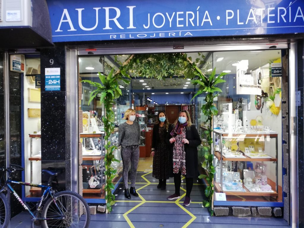 La Joyería-Platería Auri recibe el primer premio de Escaparate del proyecto Nova Terra 3 1606915204 909 La Joyeria Plateria Auri recibe el primer premio de Escaparate del