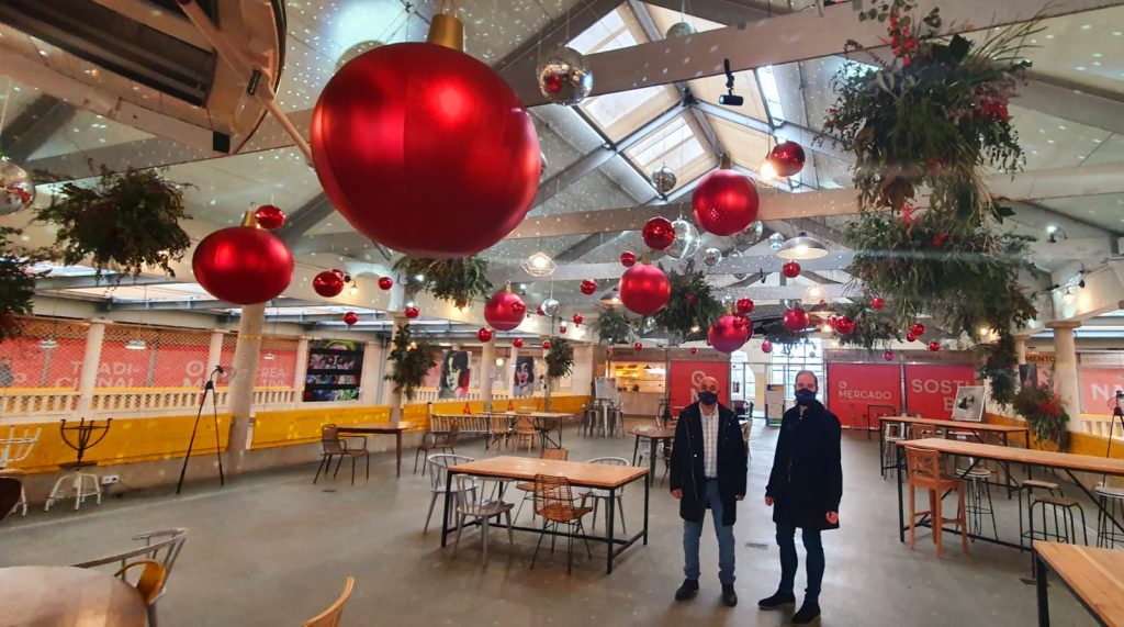 El Mercado de Abastos se enamora de su preciosa decoración navideña y ya presume de un photocall con bolas gigantes y un árbol de seis metros 5 1607171696 123 El Mercado de Abastos se enamora de su preciosa decoracion