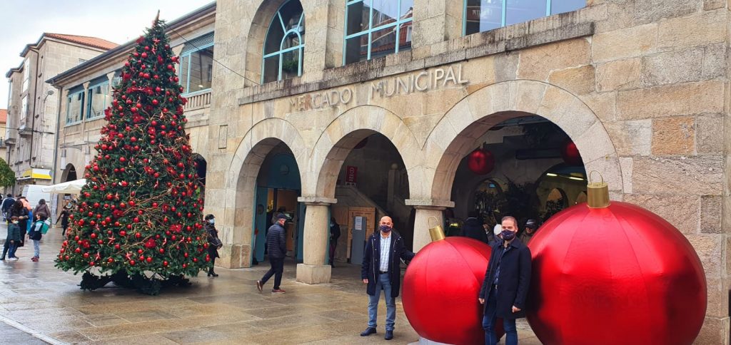 El Mercado de Abastos se enamora de su preciosa decoración navideña y ya presume de un photocall con bolas gigantes y un árbol de seis metros 4 1607171696 749 El Mercado de Abastos se enamora de su preciosa decoracion