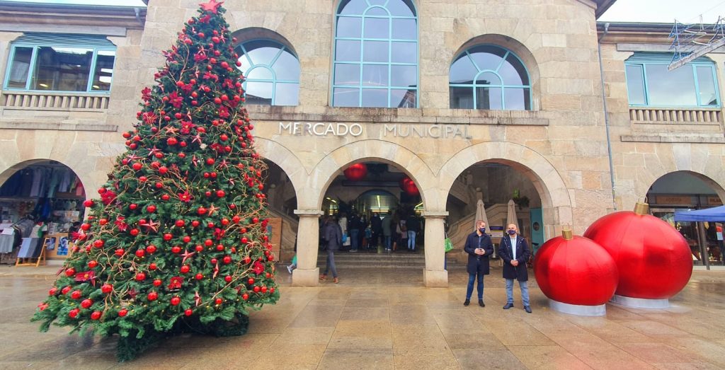 El Mercado de Abastos se enamora de su preciosa decoración navideña y ya presume de un photocall con bolas gigantes y un árbol de seis metros 6 1607171696 776 El Mercado de Abastos se enamora de su preciosa decoracion