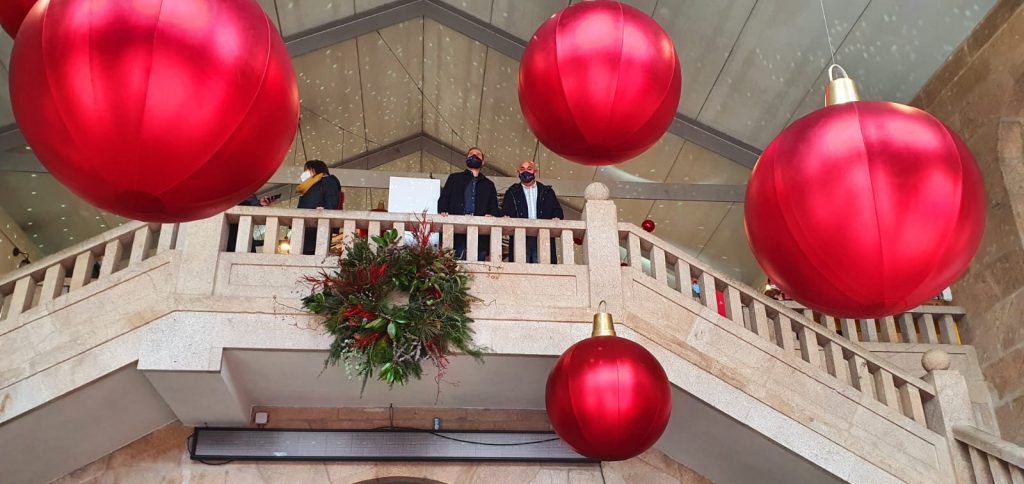 El Mercado de Abastos se enamora de su preciosa decoración navideña y ya presume de un photocall con bolas gigantes y un árbol de seis metros 3 1607171696 809 El Mercado de Abastos se enamora de su preciosa decoracion