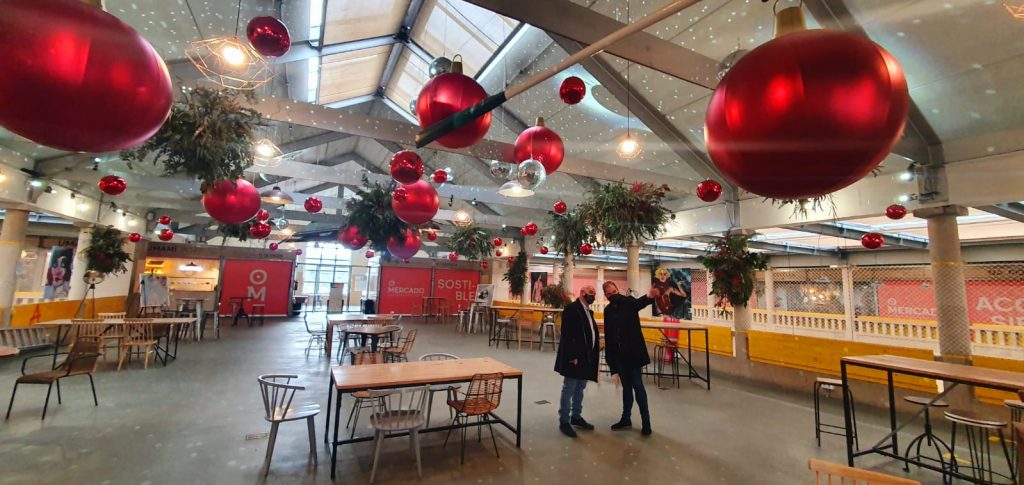 El Mercado de Abastos se enamora de su preciosa decoración navideña y ya presume de un photocall con bolas gigantes y un árbol de seis metros 7 1607171697 290 El Mercado de Abastos se enamora de su preciosa decoracion
