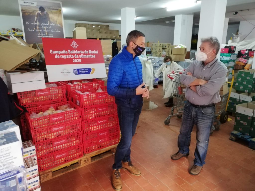 Marcos Rey participa en la distribución de alimentos de la Asociación O Mirador de Monte Porreiro, beneficiaria de la campaña navideña de la Concejalía de Bienestar Social 3 1608697233 639 Marcos Rey participa en la distribucion de alimentos de la