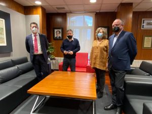 La alcaldesa y concejala de Cultura Carme Fouces muestran su