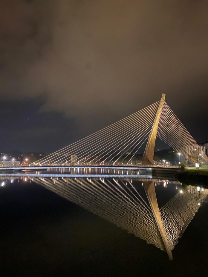Los puentes de As Correntes, Os Tirantes y la pasarela peatonal de Illa do Cobo estrenan esta noche su iluminación ornamental