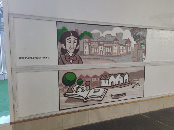El pedagogo Friedrich Froebel, el casco antiguo de A Moureira y el Ponte da Barca protagonizan el nuevo mural de ‘Tu escuela en la historia’