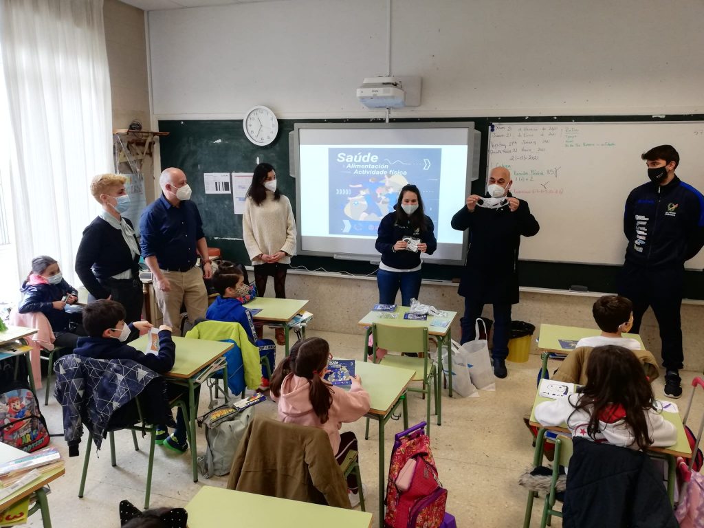 El programa 'Enmascárate' distribuye 4.500 máscaras reutilizables y 1.100 folletos informativos entre 15 colegios de Pontevedra 3 El programa Enmascarate distribuye 4500 mascaras reutilizables y 1100 folletos