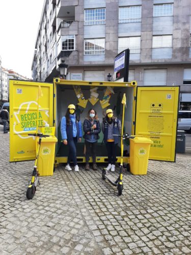 Un cubo amarillo gigante en la calle Rogelio Groba explica cómo superar el desafío “reciclar, respirar y superar”