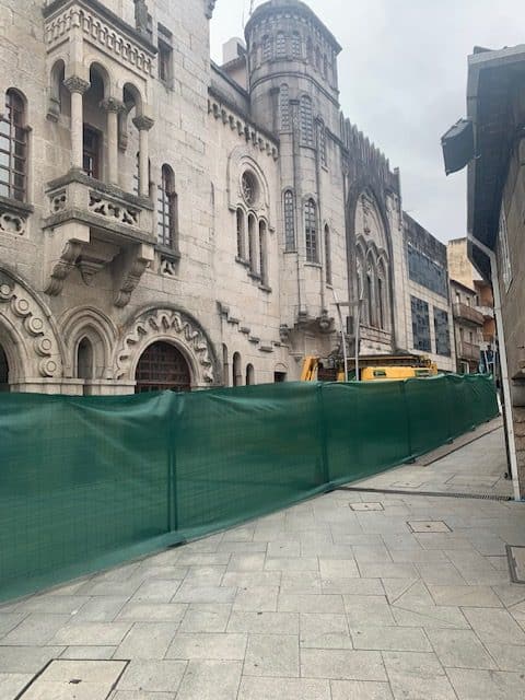 Hoy ha comenzado la limpieza de las fachadas y posterior reparación de la cubierta del Ayuntamiento