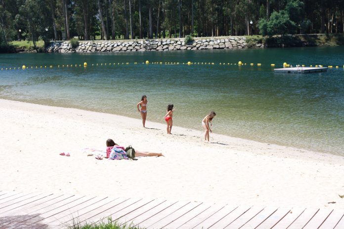 La playa fluvial de Lérez y la playa de Ponte Sampaio contarán con servicio de socorristas hasta el próximo 31 de agosto