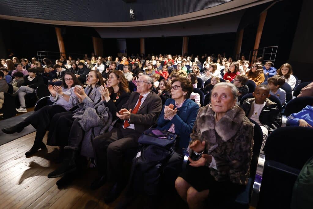 El CEIP de Marcón y el Sagrado Sagrado Cora de los Praceros ganan el primer premio ex aequo de los Premios Vi Ernestina Otero Sestelo en la categoría de educación de la primera infancia y prima; El IES Luis Seoane es el ganador de la educación secundaria 7 Ernestina Otero Premios 20251