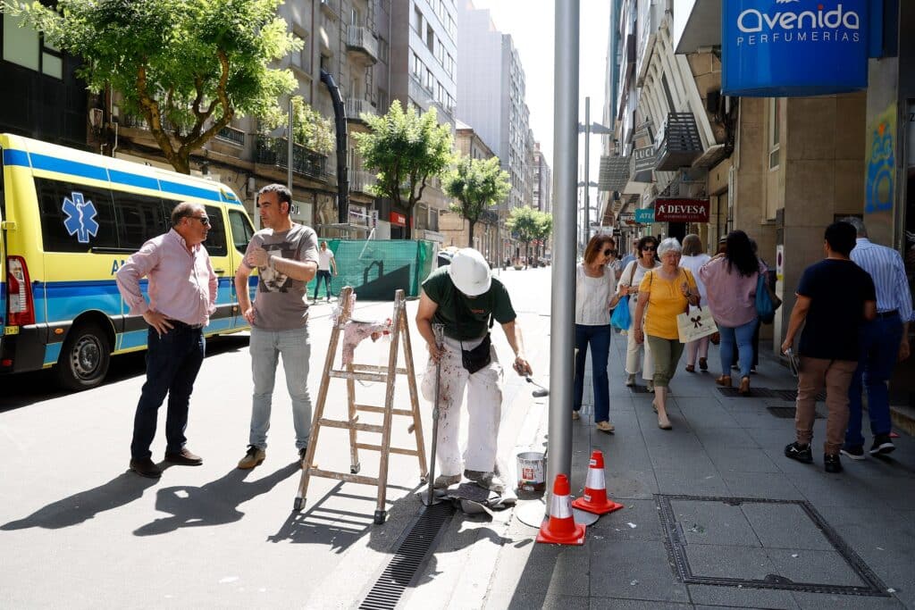 El Ayuntamiento se trata de la ciudad con la restauración de bancos, la limpieza de lámparas y el final de las aceras de la Avenida Da Estacia 15 Limpiando y pintado de faros 2