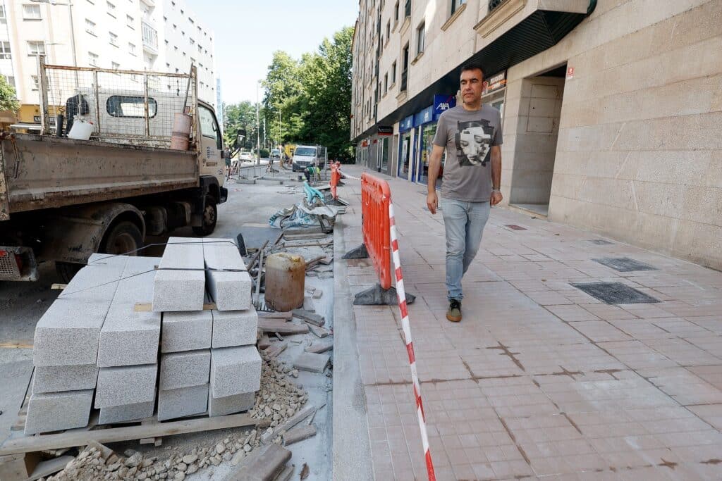 El Ayuntamiento se trata de la ciudad con la restauración de bancos, la limpieza de lámparas y el final de las aceras de la Avenida Da Estacia 11 Bordes de la Avenida Da Estación 6