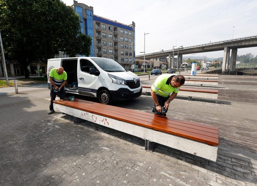 El Ayuntamiento se trata de la ciudad con la restauración de bancos, la limpieza de lámparas y el final de las aceras de la Avenida Da Estacia 9 Marín 5 Paseo Banks