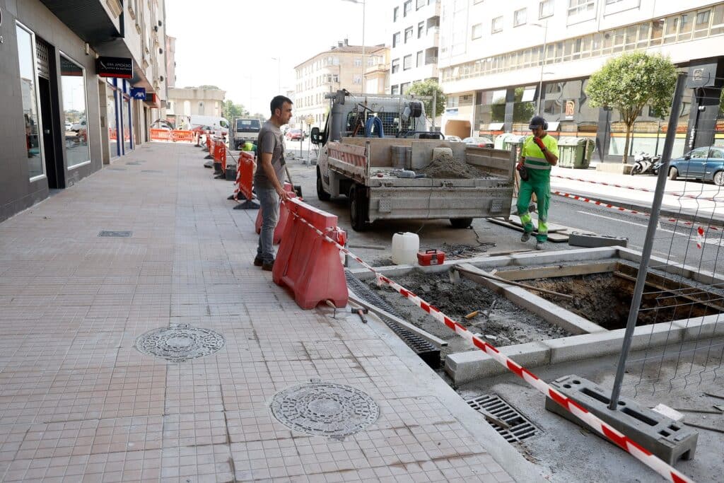 El Ayuntamiento se trata de la ciudad con la restauración de bancos, la limpieza de lámparas y el final de las aceras de la Avenida Da Estacia 13 Fronteras de la Avenida Da Estación 1