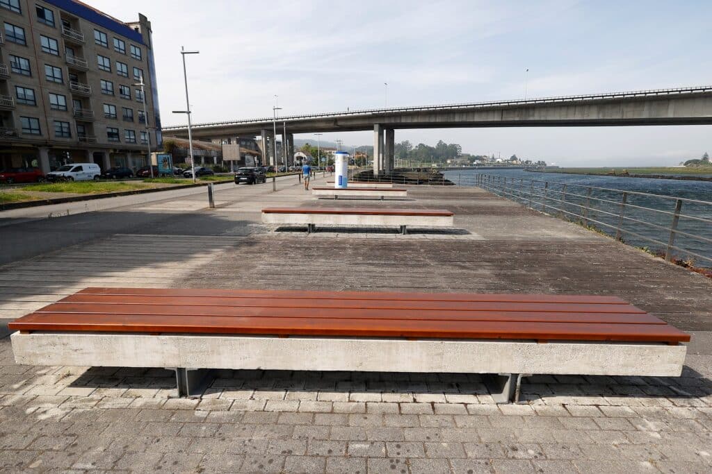 El Ayuntamiento se trata de la ciudad con la restauración de bancos, la limpieza de lámparas y el final de las aceras de la Avenida Da Estacia 7 Marín 9 Paseo Banks