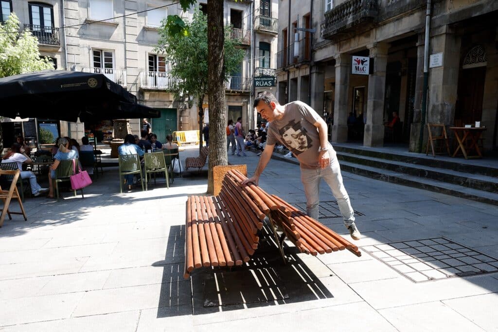 El Ayuntamiento se trata de la ciudad con la restauración de bancos, la limpieza de lámparas y el final de las aceras de la Avenida Da Estacia 3 Bancos de verduras 7